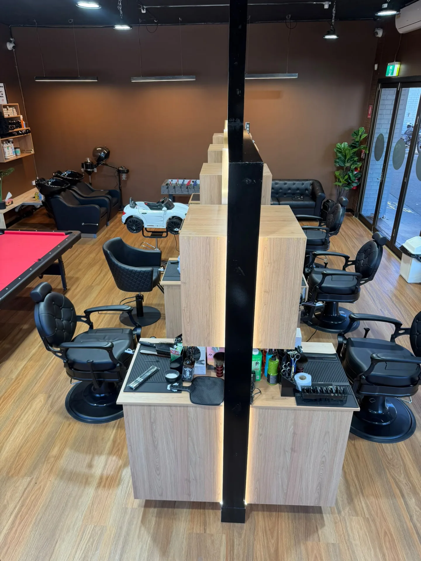 The back-to-back styling stations around the centre column